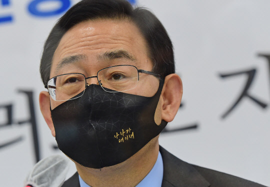 주호영 국민의힘 원내대표가 13일 국회에서 긴급기자간담회를 하는 모습.  연합뉴스